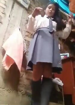 Colegiala Exquisita Bailando Y Tocandose Sus Partes Intimas 5