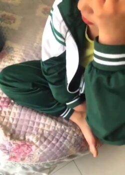 Colegiala se saca el uniforme de deporte para coger 3