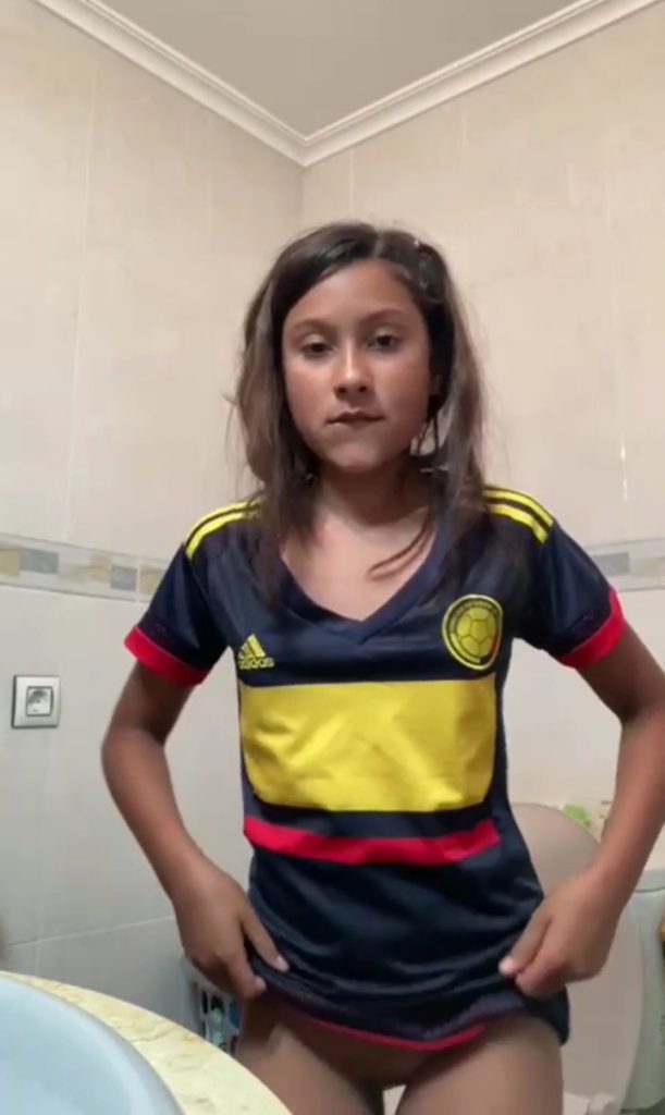 Adolescente Colombiana Mostrando Su Rico Cuerpo + Video 1