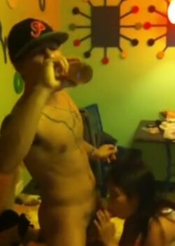 Cogiendo en medio de la fiesta 7