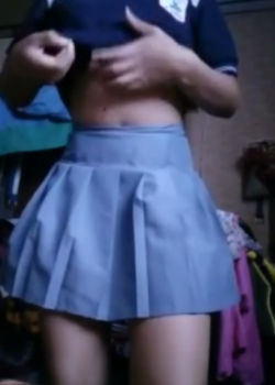 Tierna colegiala mostrando sus tetas 4