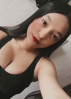 Jovencita mostrando sus buenas tetas 10