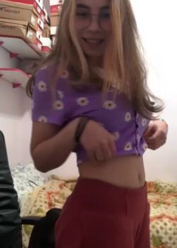 Linda morrita metiéndose los dedos 3
