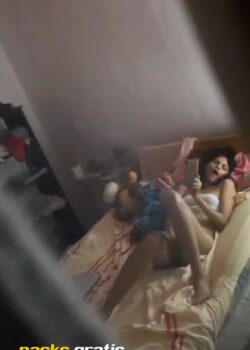 Pillo a mi hermana menor masturbandose 4