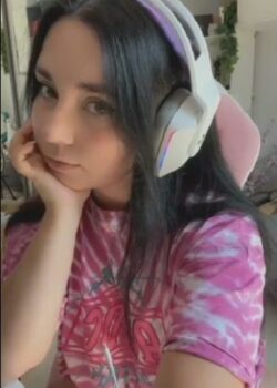 Morrita gamer le encanta montrar sus tetas y dedearse 5