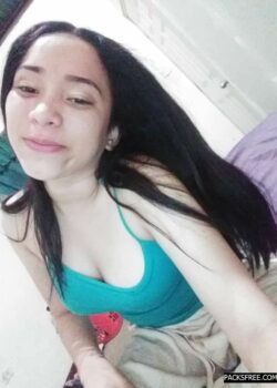 Nicole mostrando su coñito rosadito 3