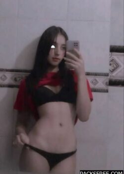 Morra flaquita adolescente masturbándose 6