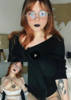 Blanquita jugando con sus tetas 2