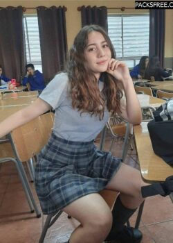 Colegiala traviesa la tiene depiladita + Nudes & Videos 4