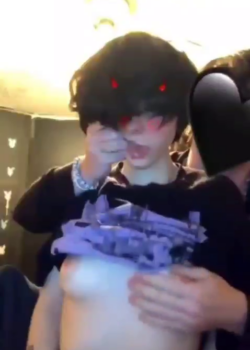 Otaku blanquita se deja hacer de todo 2