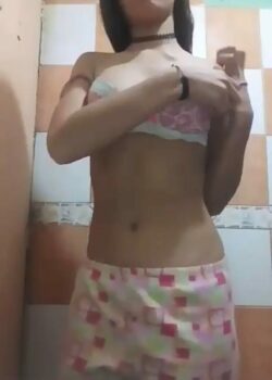 Minita caliente muestra todo por chat 5