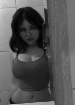 Morrita con hermosas caderas y filtrados cogiendo 4