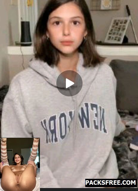 Morrita exhibiéndose y masturbándose 1