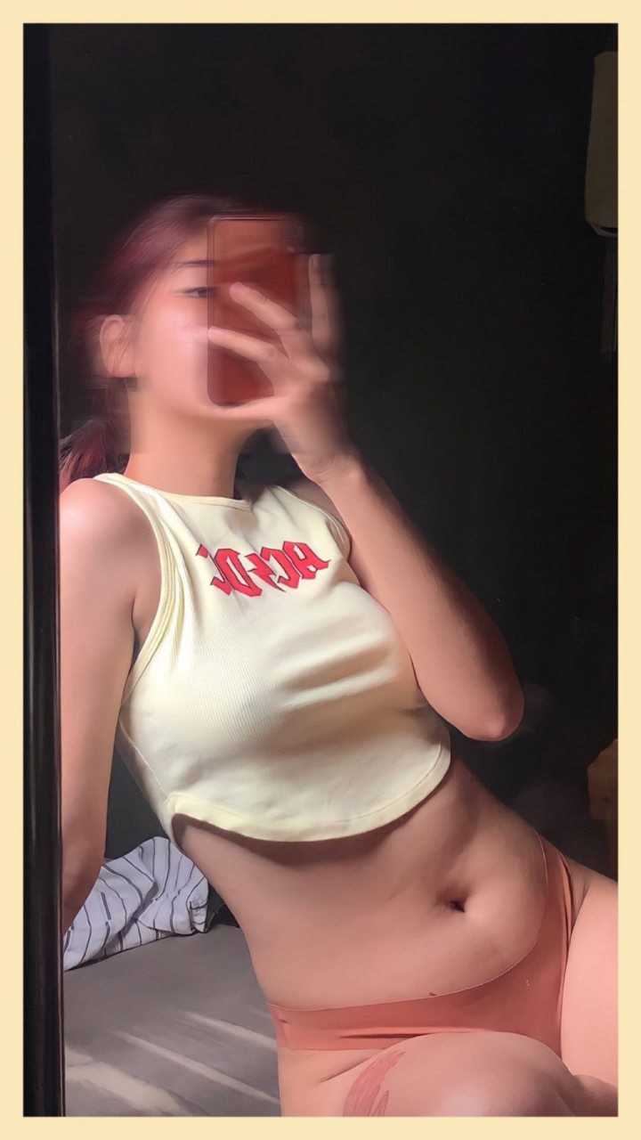 Pendejita carita de inocente enseñando su rico coñito 1