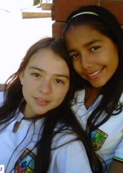 Minita colegiala la tiene rosadita y la muestra en varias poses 7