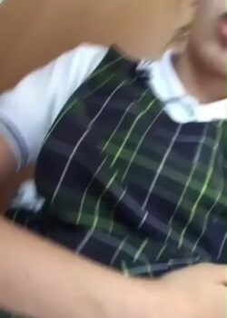 Colegiala blanquita de conchita rosada y depilada 2