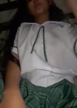 Colegiala se saca el uniforme y se masturba un buen rato 4