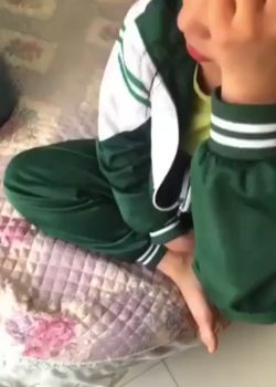 Deliciosa colegiala se saca el uniforme de deporte y se la culean 5