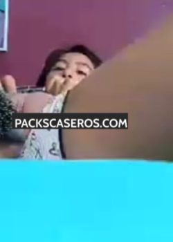 Colegiala se da placer con el peine 6