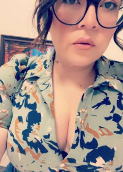 La mama tetona de mi amigo me manda videos 6