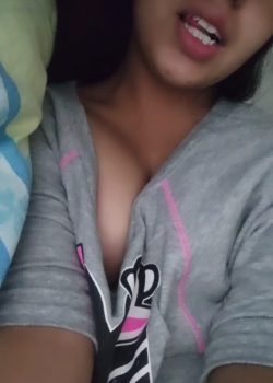 Morra De Tetas Pequeñas Se Masturba Con Objetos 6