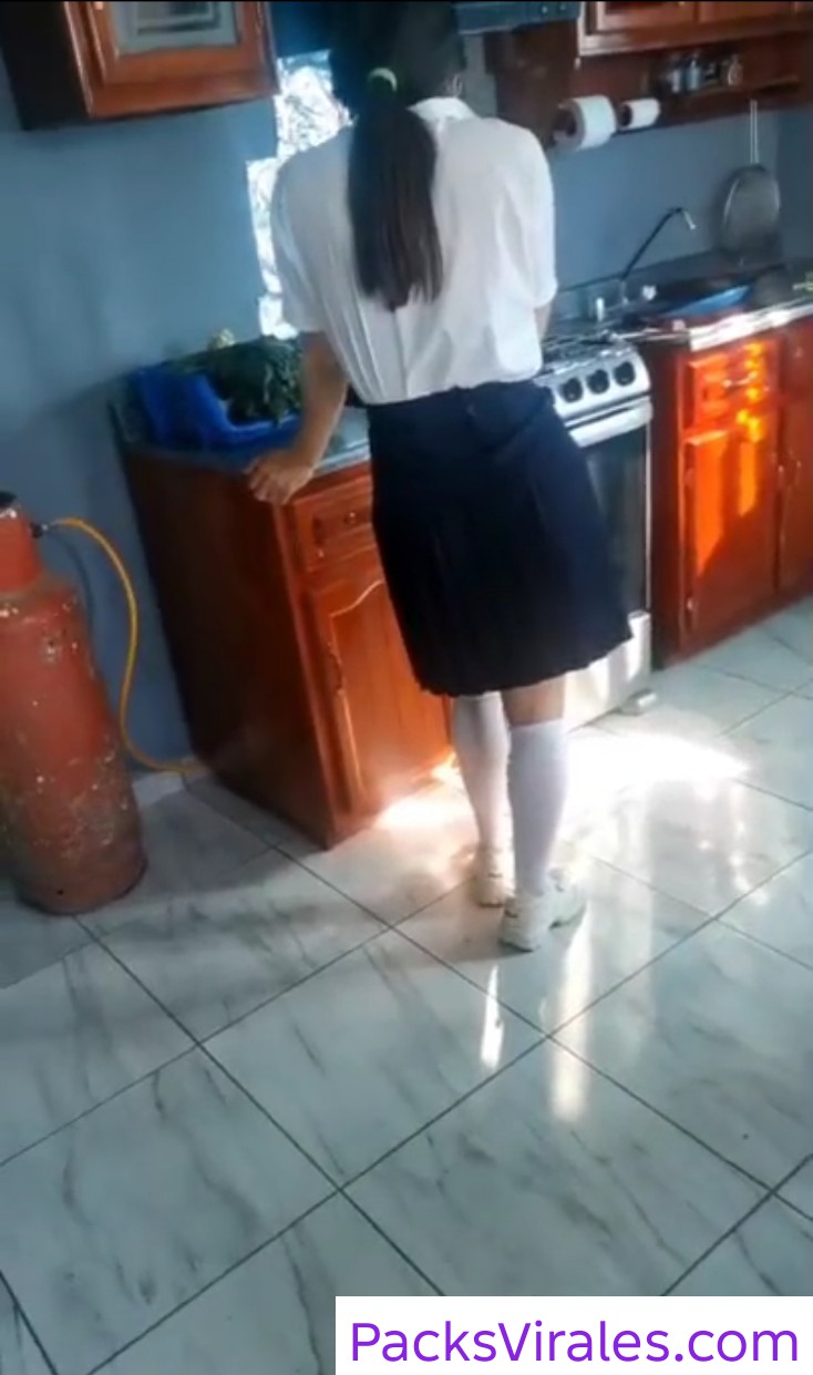 Colegiala Amateur Sola Con Su Padrastro 1