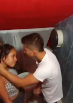 Colegiala pillada cogiendo rico en el baño 6