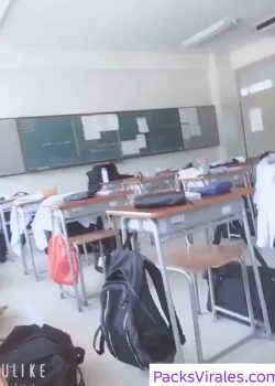 Estudiante Putona se masturba En El aula 3