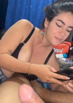 La novia trola de mi amigo chupandome la pija 7