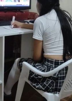Estudiante pendeja deja de hacer la tarea para coger 5